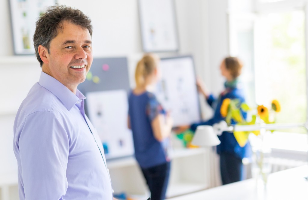 Robert im Büro mit Kolleginnen