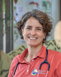 Porträt einer Ärztin, die an der Führungswerkstatt von Robert Jautschus teilgenommen hat und ihre positiven Erfahrungen in einem Testimonial teilt.