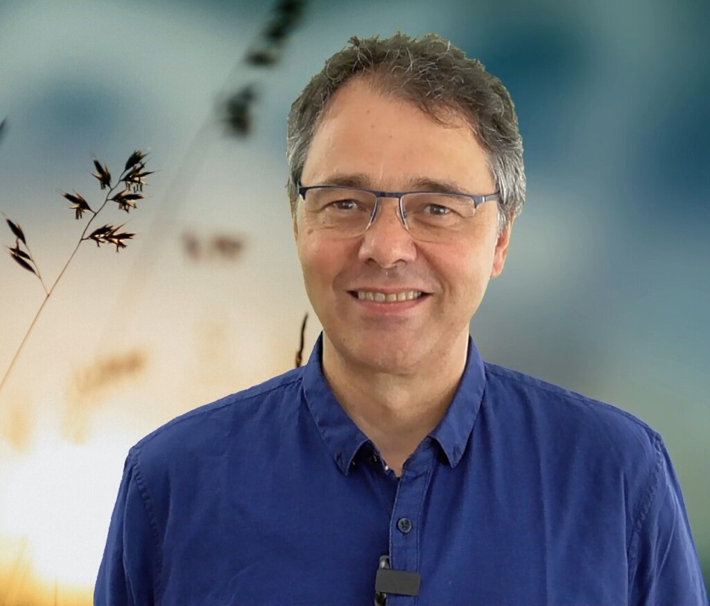 Robert Jautschus steht in seinem Videostudio und blickt freundlich in die Kamera – ein authentischer Moment während der Aufnahme seiner Coaching-Impulse.