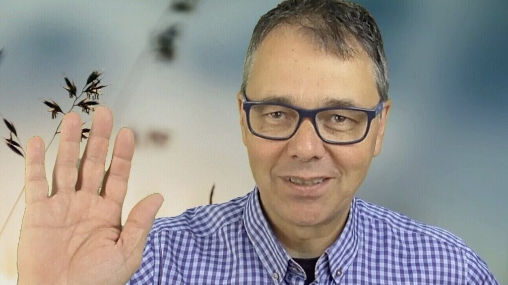 Robert Jautschus im Videostudio beim Erklären der Struktur für effektive Meetings – Teil der Führungswerkstatt für junge Führungskräfte mit Familie.