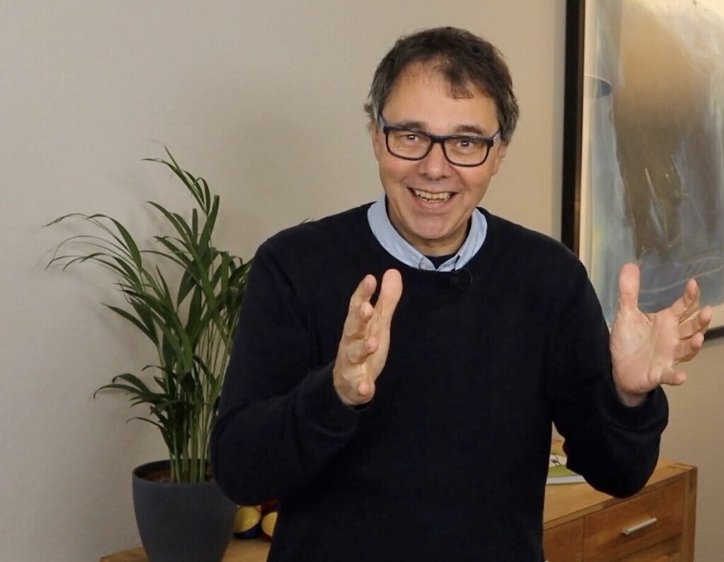 Robert Jautschus im Videostudio – er spricht über typische herausfordernde Führungsfälle aus dem Alltag junger Führungskräfte mit Familie.