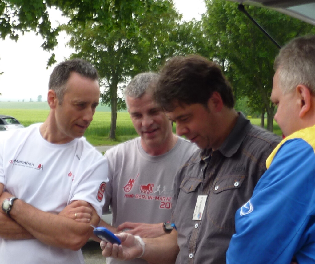 Robert Jautschus führt in der Führungswerkstatt eine Laktatmessung mit Teilnehmenden durch – alle warten gespannt auf das Ergebnis.