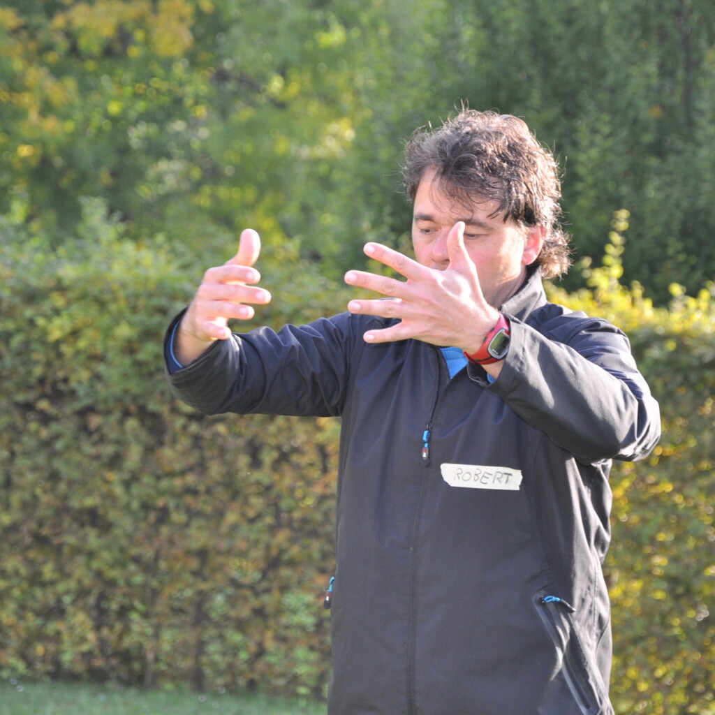 Robert Jautschus leitet Taiga-ähnliche Übungen im Park – Herzkreistraining als Symbol für innere Balance und achtsame Führung.