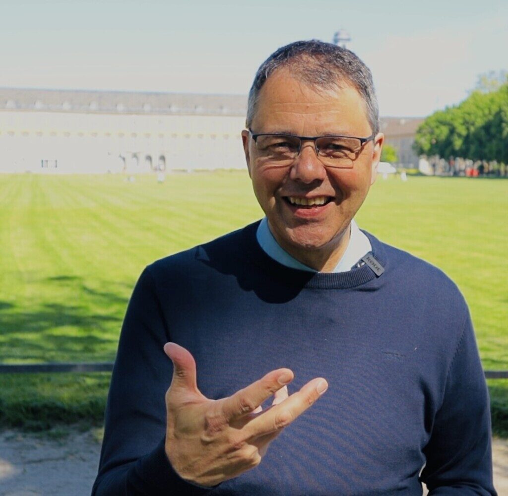 Robert Jautschus trifft im Park eine Personalentwicklerin und spricht über Mentoring-Angebote für junge Führungskräfte mit Familie.